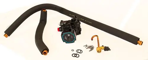 Daikin Hydraulikblock mit zwei schwarzen Schläuchen, einer Kupferleitung, Dichtungen und einer Steuerungseinheit auf weißem Hintergrund.